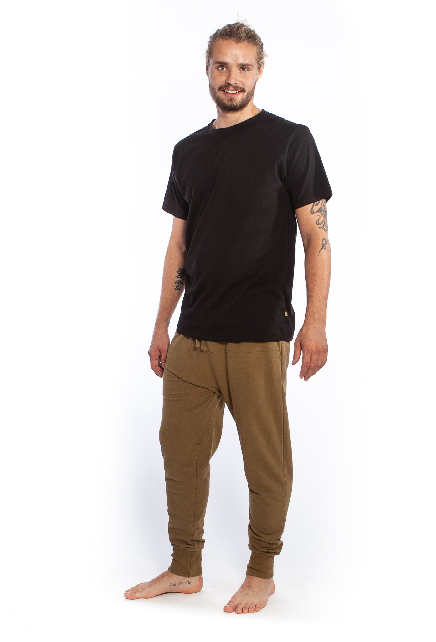 men-mudra-pants-darkolive-04-fullbody-JE18 Mudra Pants Masculine, Organic cotton YOGAMII (DK) - Bild 5