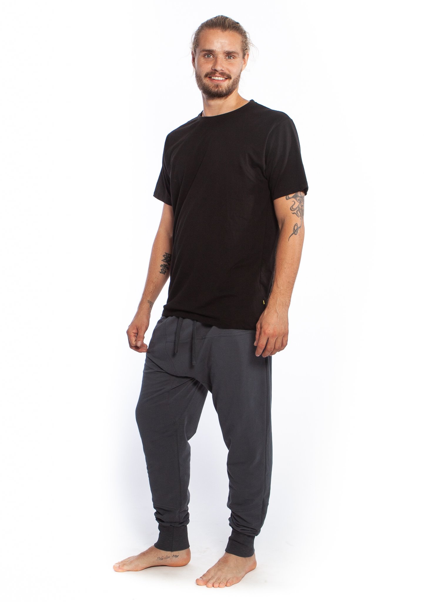 men-mudra-pants-dustyblue-04-fullbody-JE18 Mudra Pants Masculine, Organic cotton YOGAMII (DK) - Bild 19