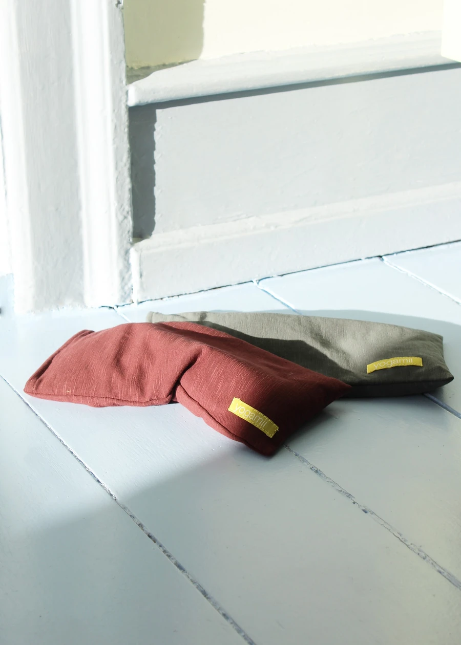 ounsydauprpjgi5jj5vw_840f2e55-b2c5-4a4a-8dd3-7d1931f2105a_900x ECO Eye Pillow YOGAMII (DK)